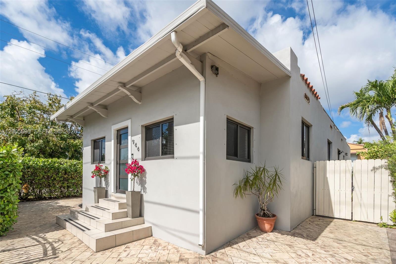 944 SW 10th Avenue