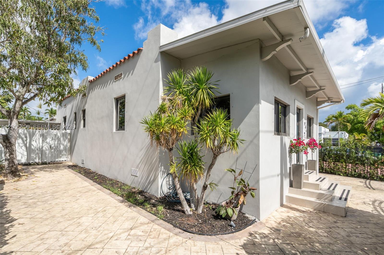 944 SW 10th Avenue