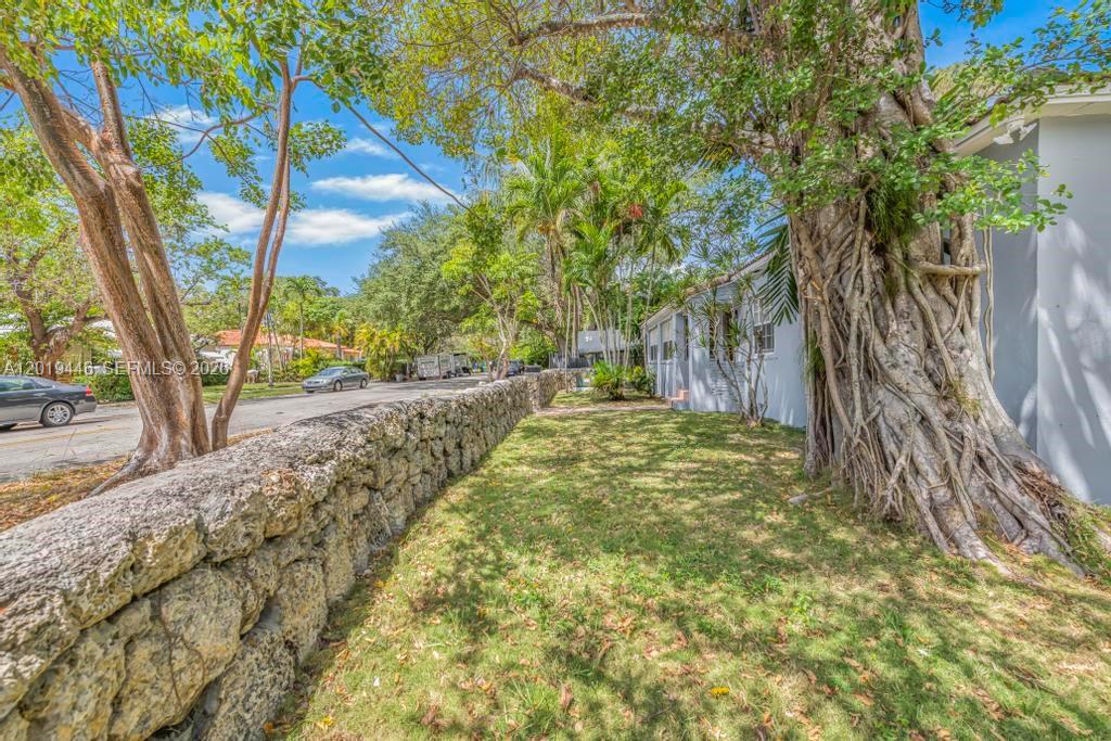 2301 Tequesta Ln