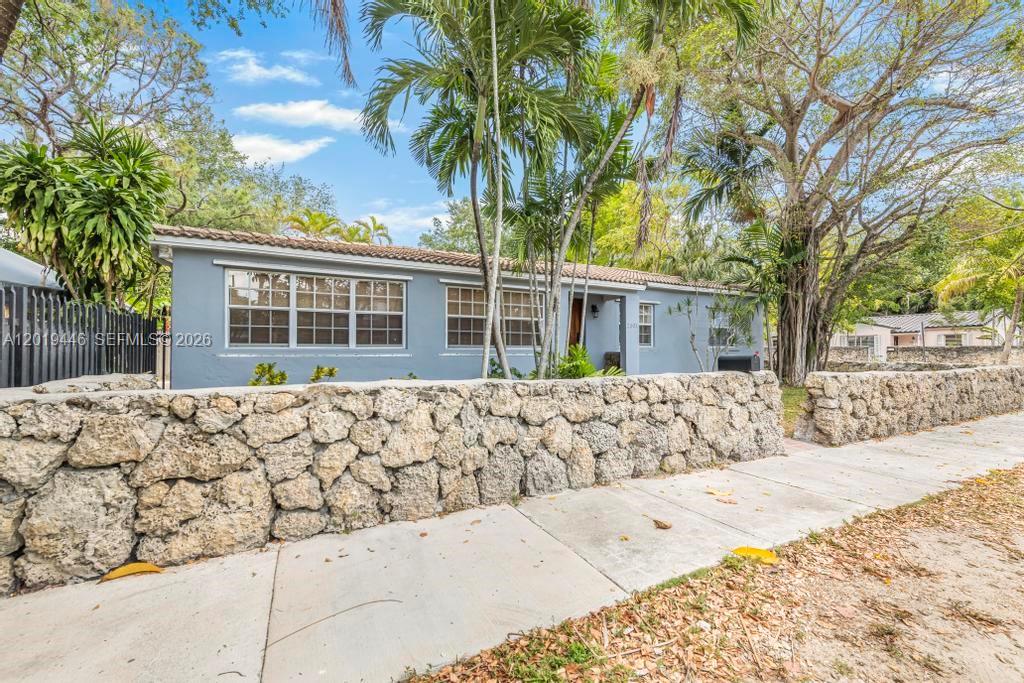 2301 Tequesta Ln
