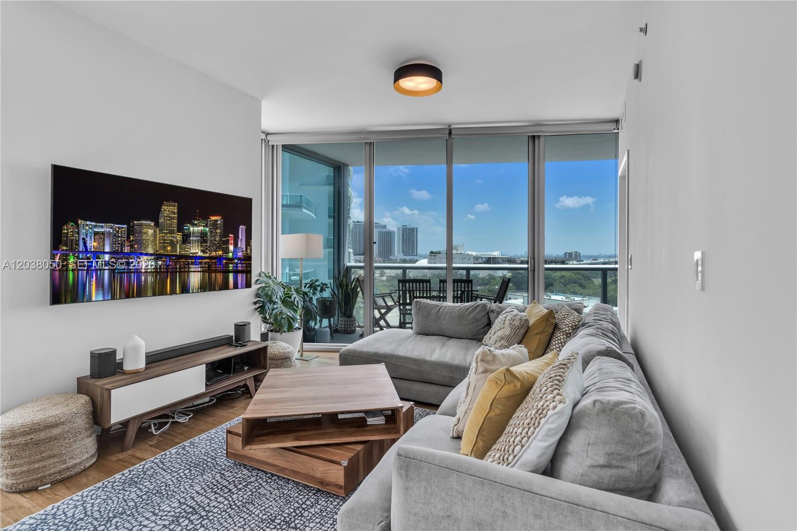888 Biscayne Boulevard # 812