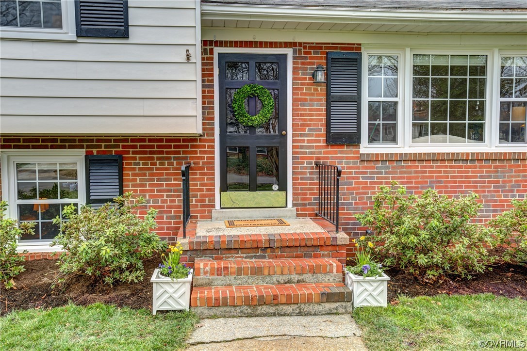 9007 Avalon Dr