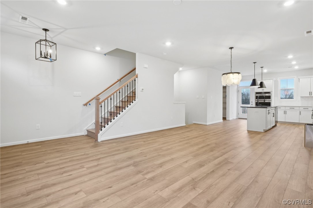 212 Avenda Ln
