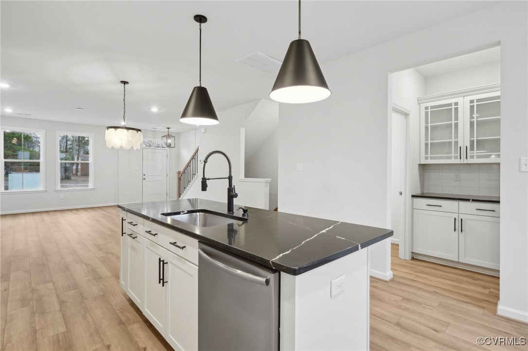212 Avenda Ln