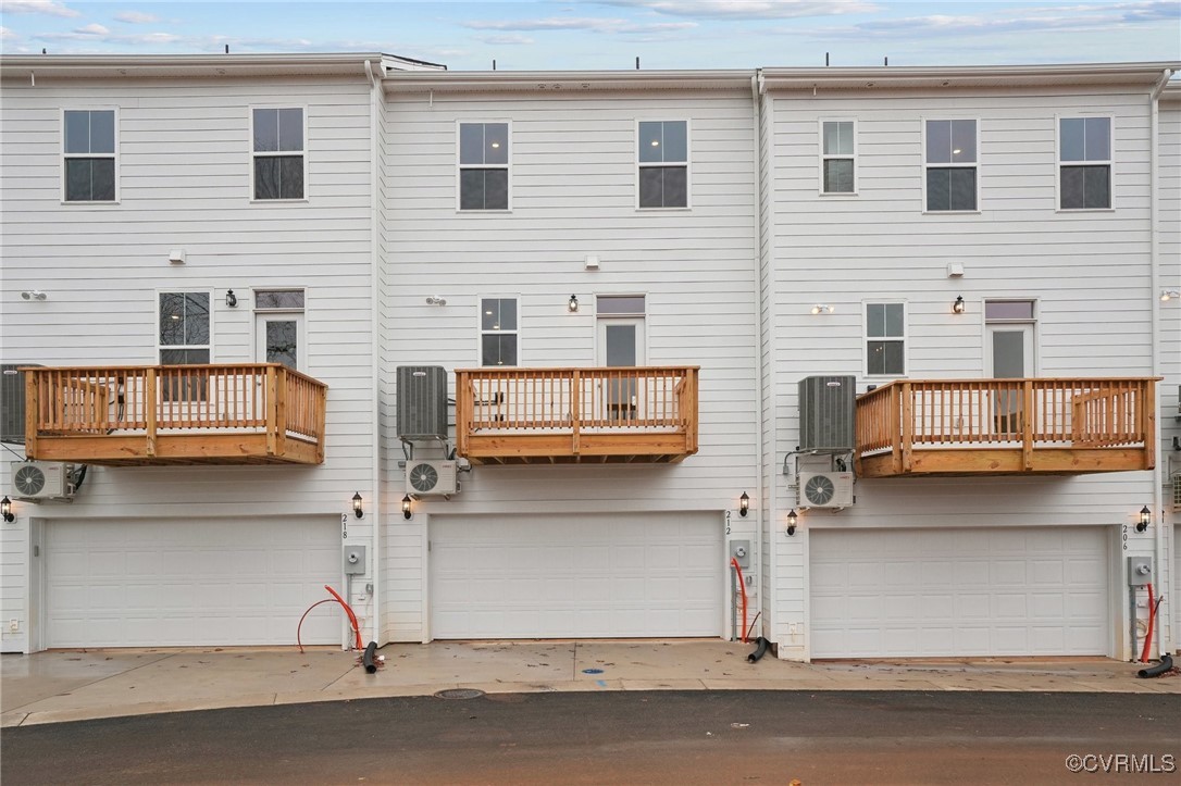 212 Avenda Ln