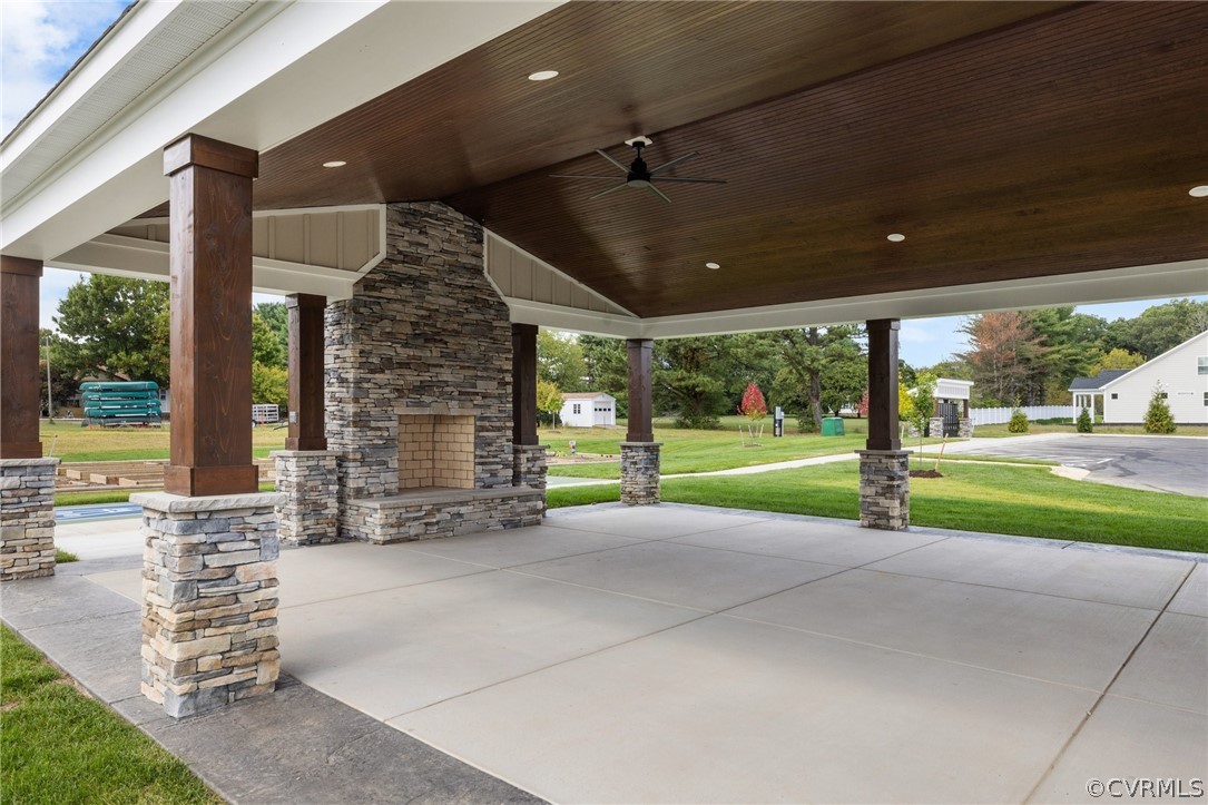 8477 Chimney Rock Dr