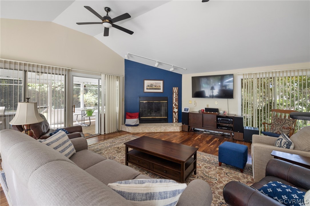 1608 Queens Point Dr