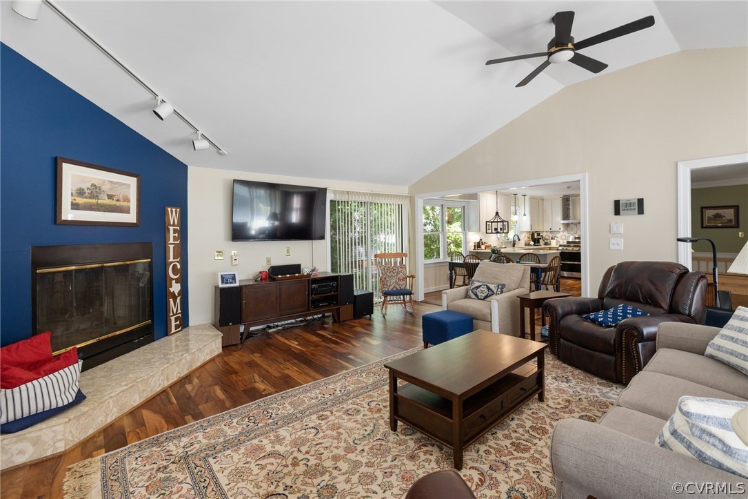 1608 Queens Point Dr