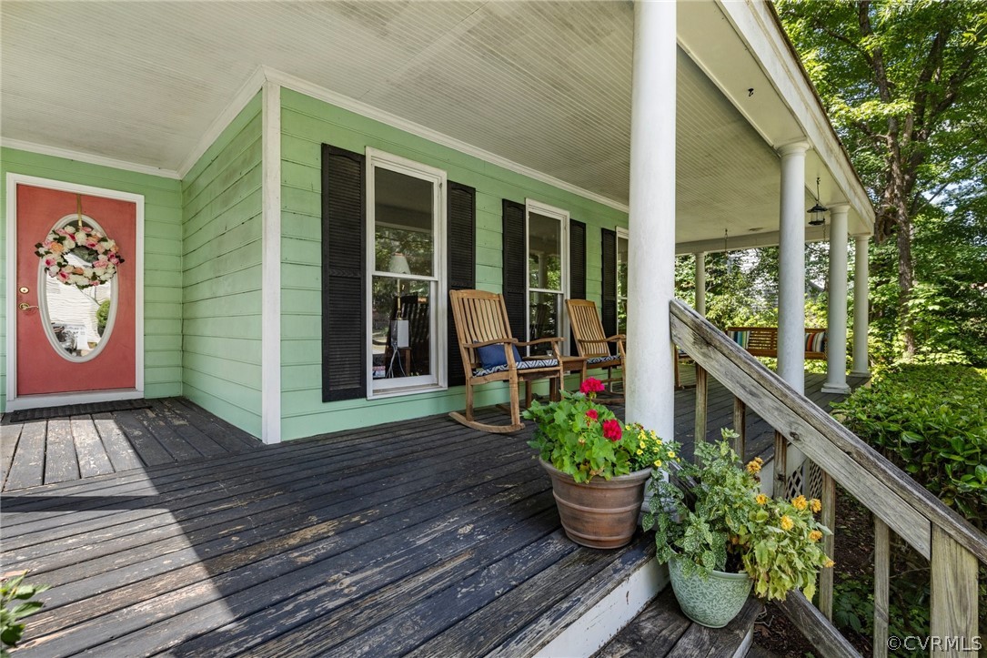 1608 Queens Point Dr