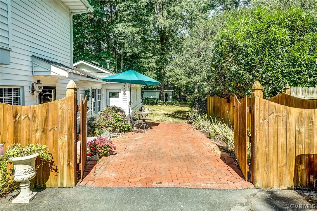 1520 Ednam Forest Dr