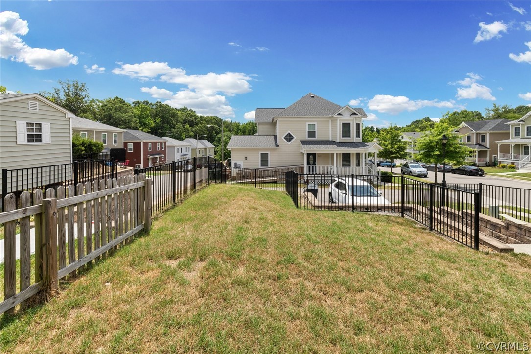 1121 Daniel St