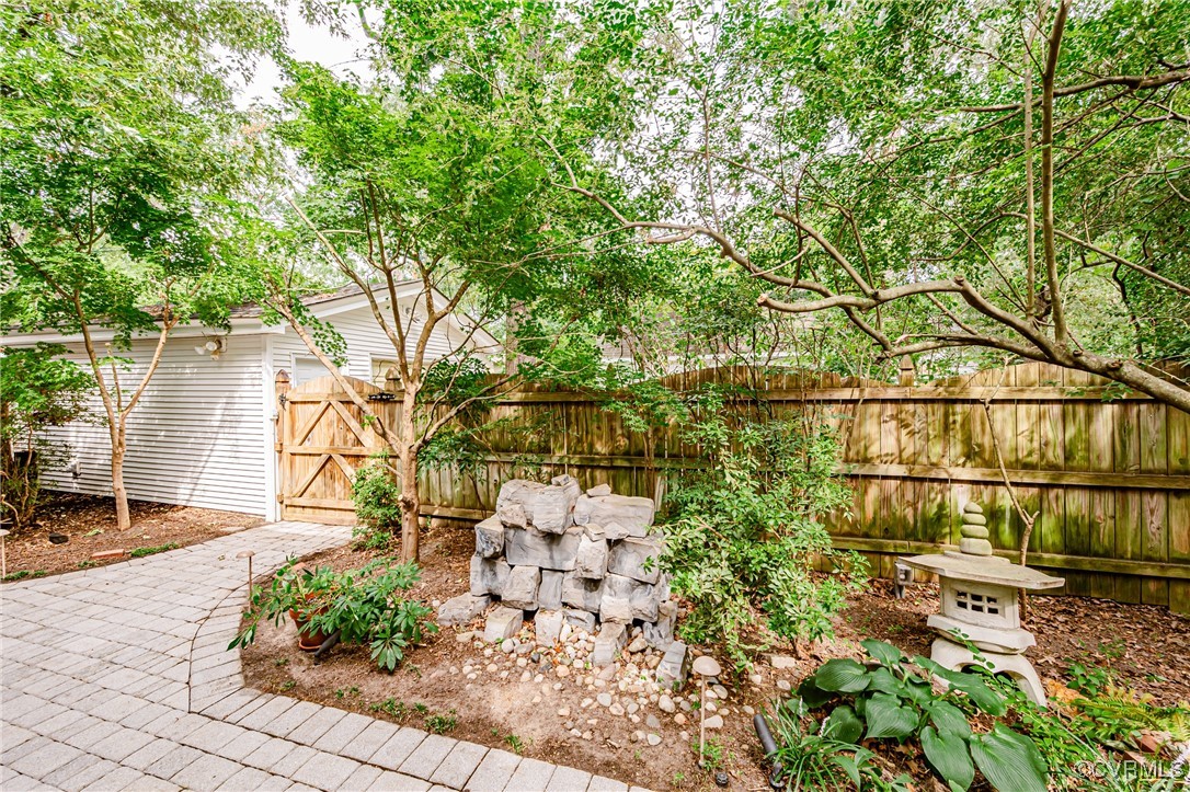 1203 W 47th St