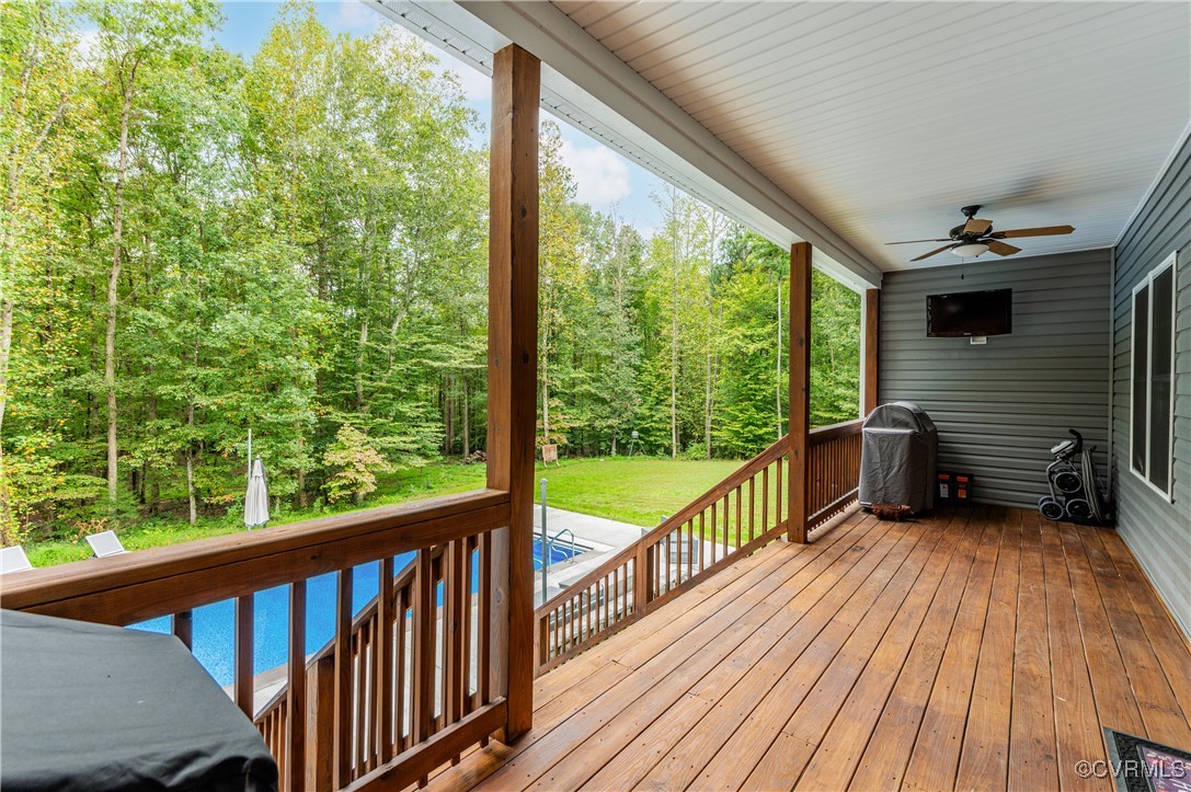 8308 Drakes Landing Ct