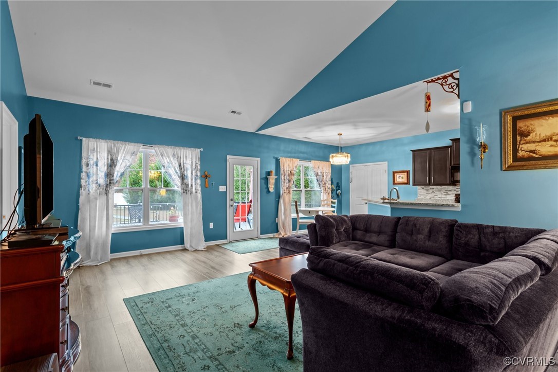 7067 Ravenscraig Cres