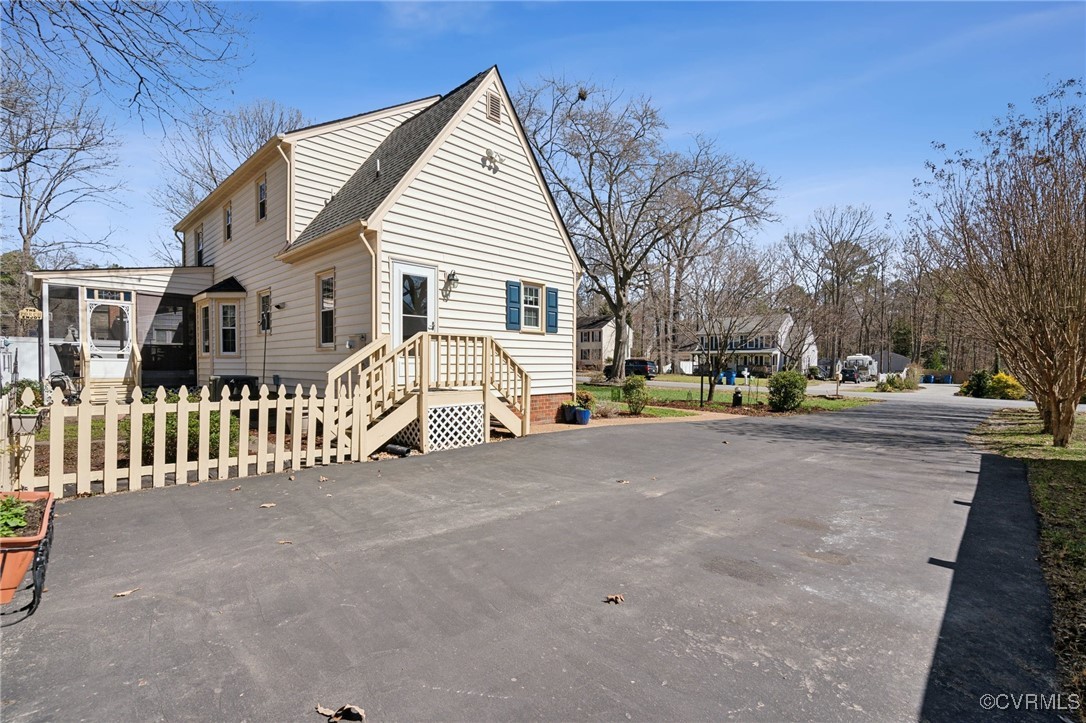10326 Glen Oaks Dr