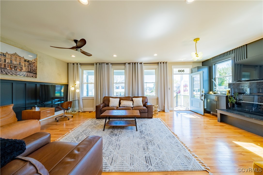 300 W 25th St