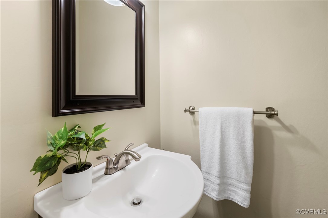 2301 Stratford Ct