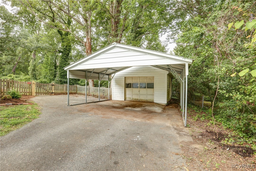 8702 Standish Ln