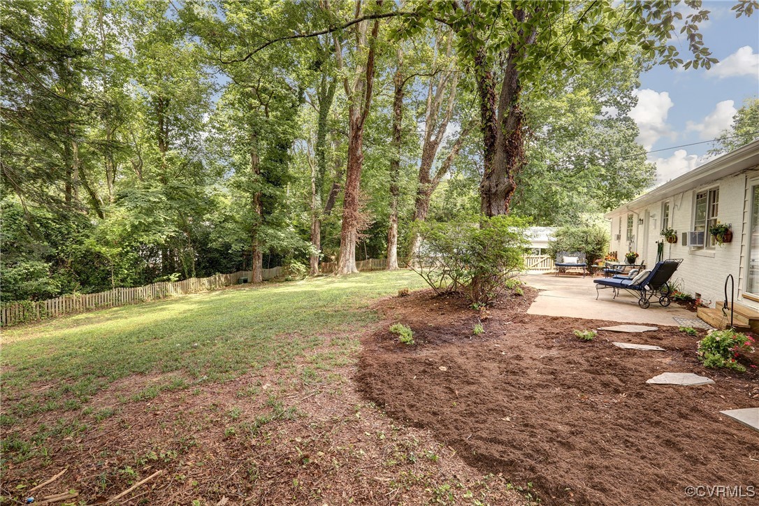 8702 Standish Ln