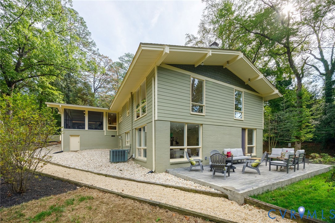 210 W Hillcrest Ave