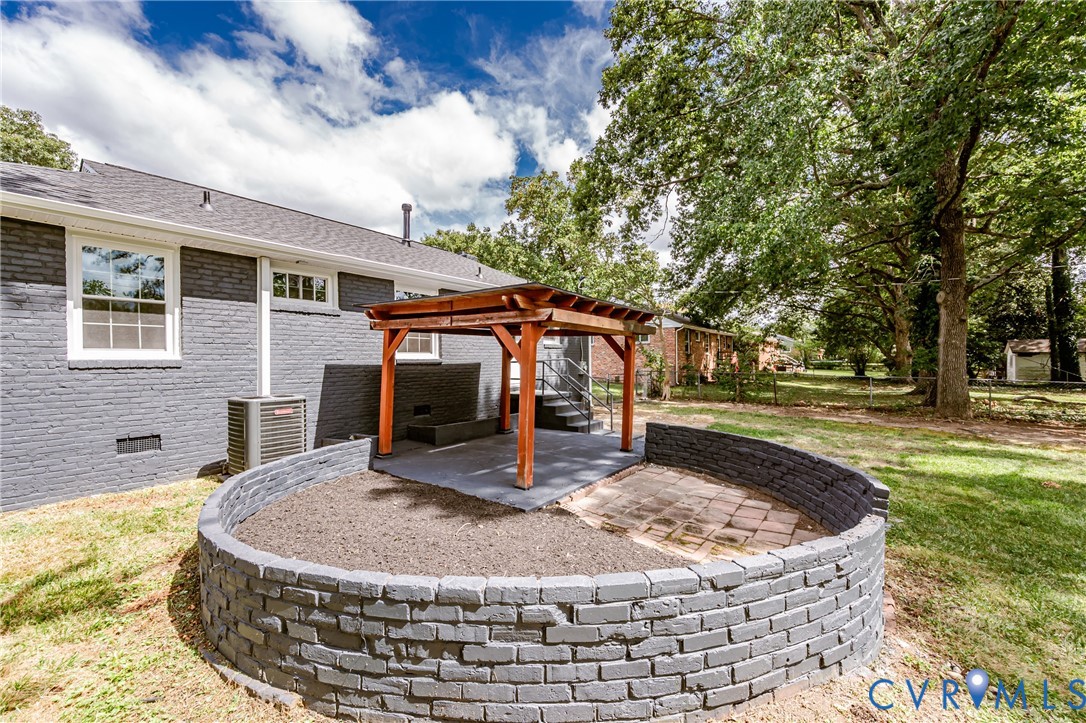 8215 Reinland Dr