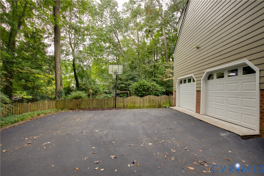 12525 Shadyglen Ct