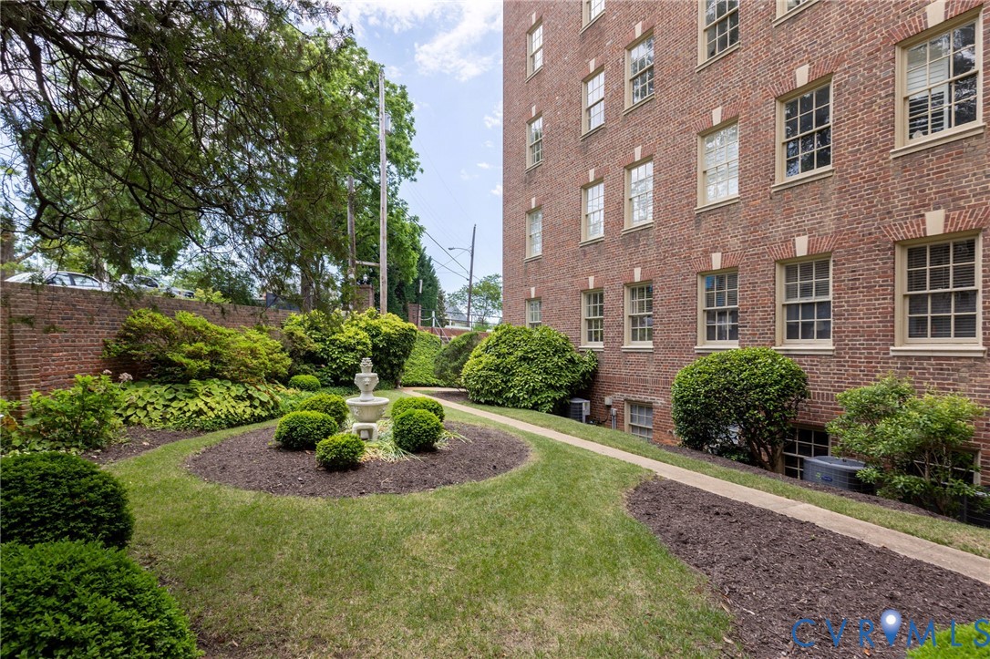 5621 Cary Street Rd Unit#U300