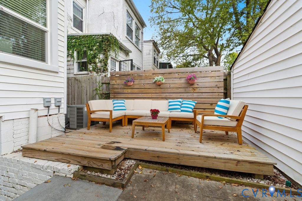 2327 Maplewood Ave