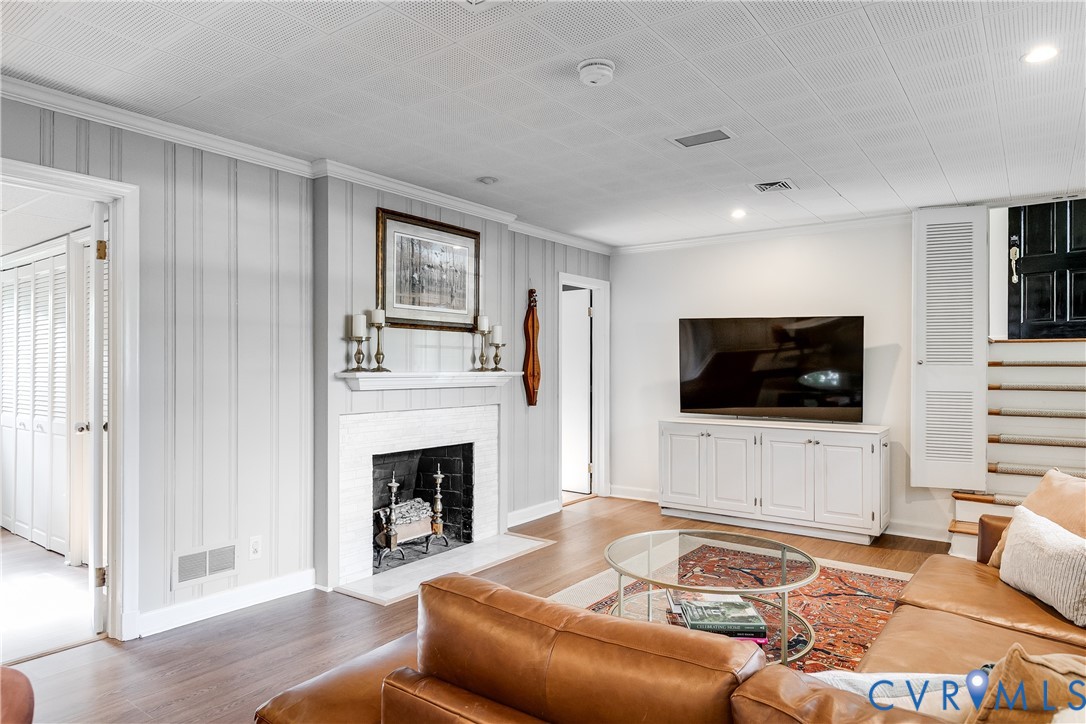 7311 Durwood Cres