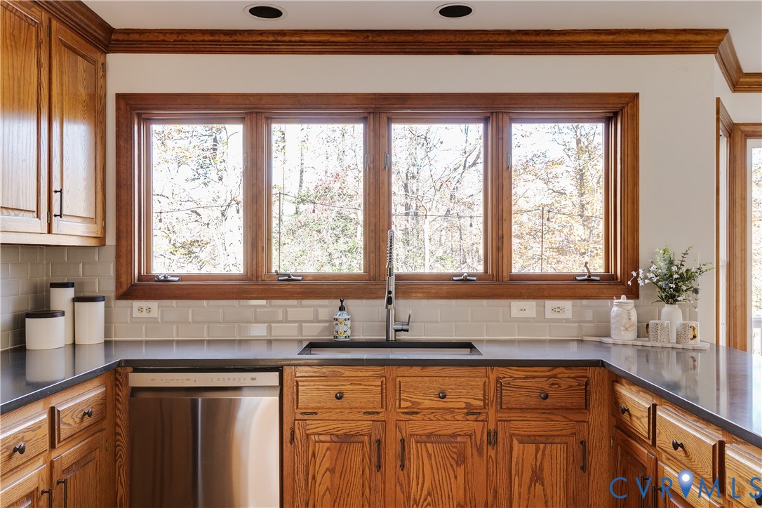 7493 Hidden Lake Cir