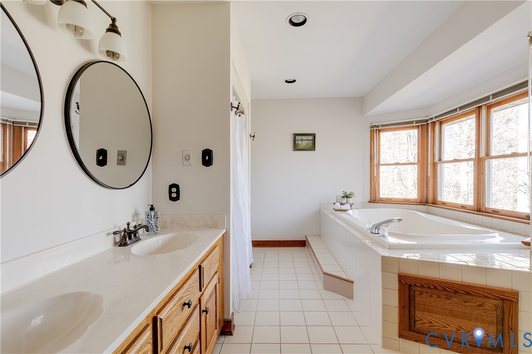 7493 Hidden Lake Cir