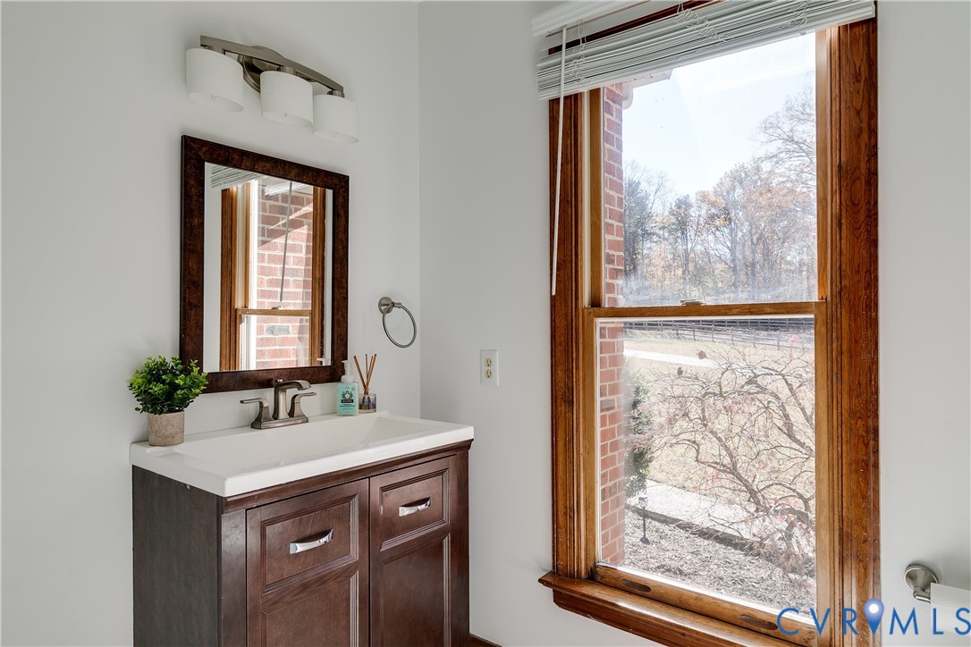 7493 Hidden Lake Cir