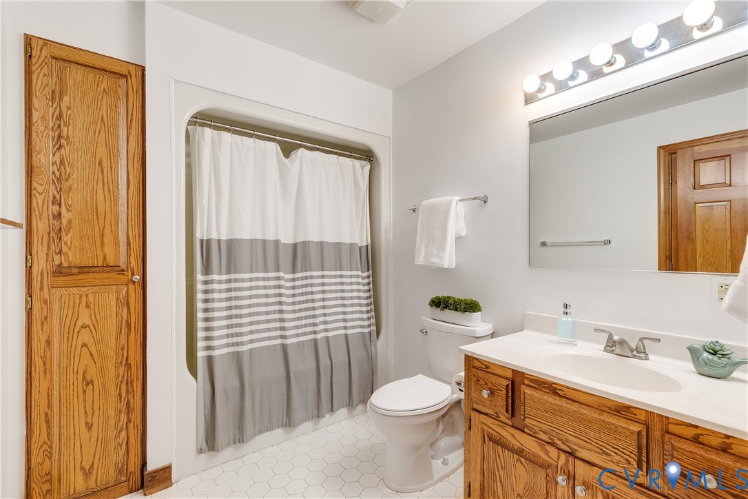 7493 Hidden Lake Cir