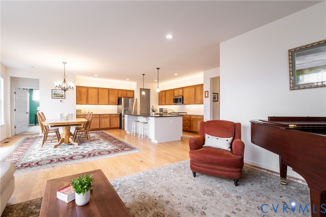 10100 Izer Ct