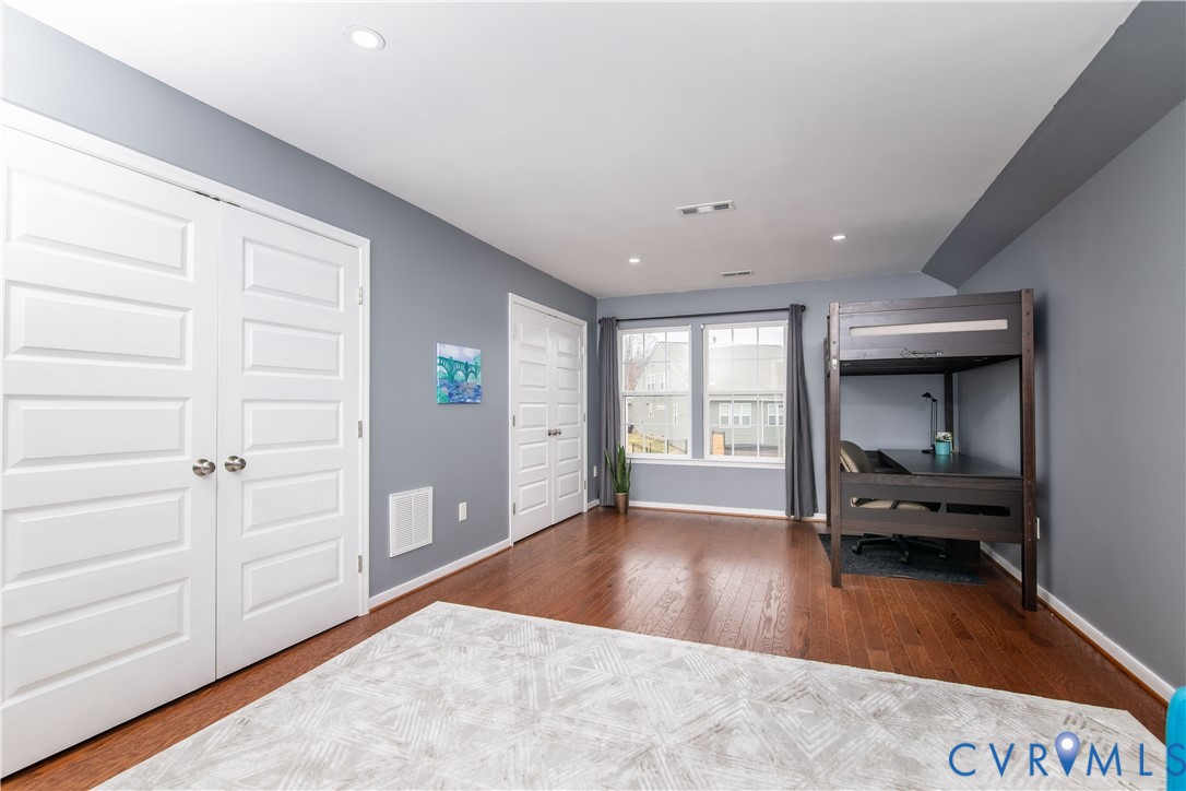 10100 Izer Ct