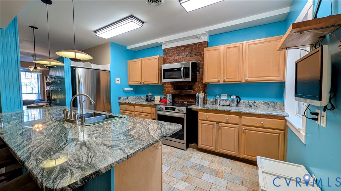 11 W Leigh St