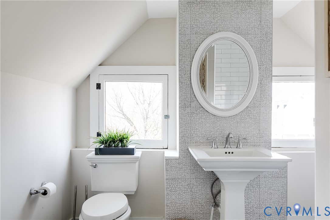 2002 Princess Anne Ave