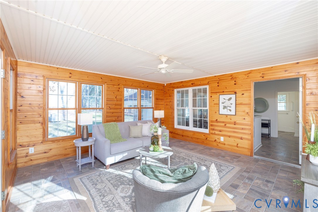 1943 Retreat Dr