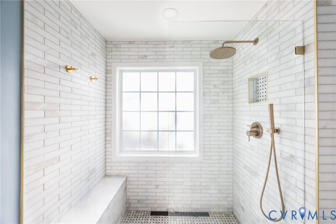 6949 Lake Caroline Dr