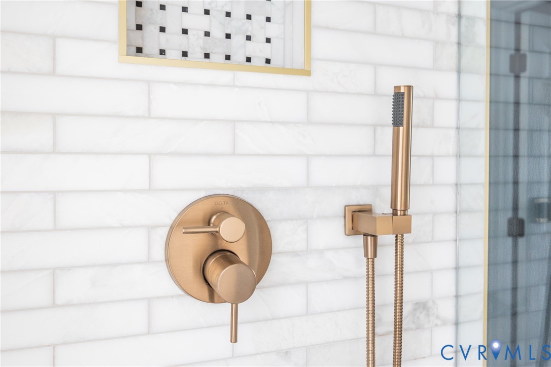 6949 Lake Caroline Dr