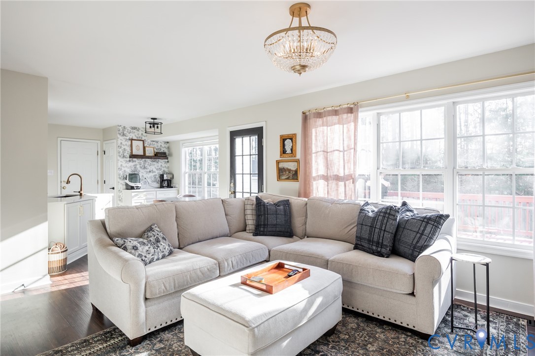 6949 Lake Caroline Dr