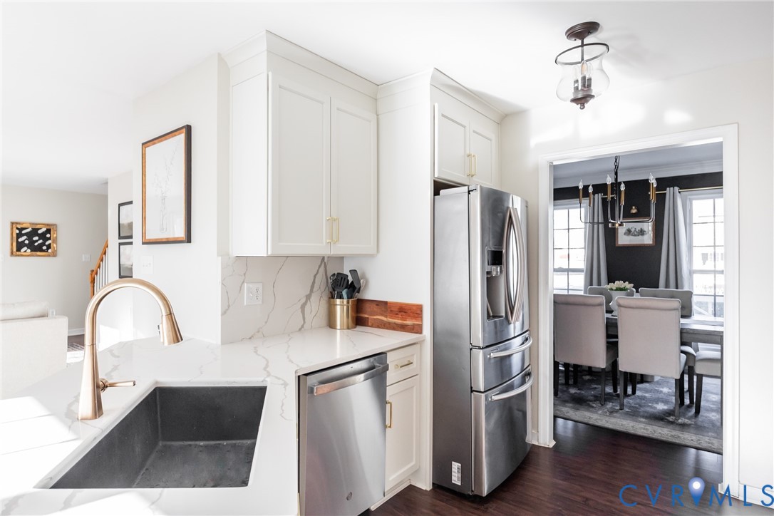 6949 Lake Caroline Dr