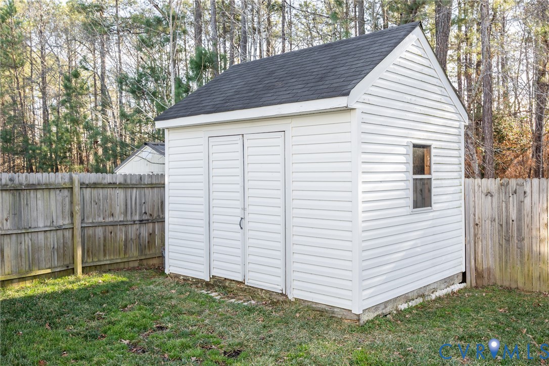 6949 Lake Caroline Dr