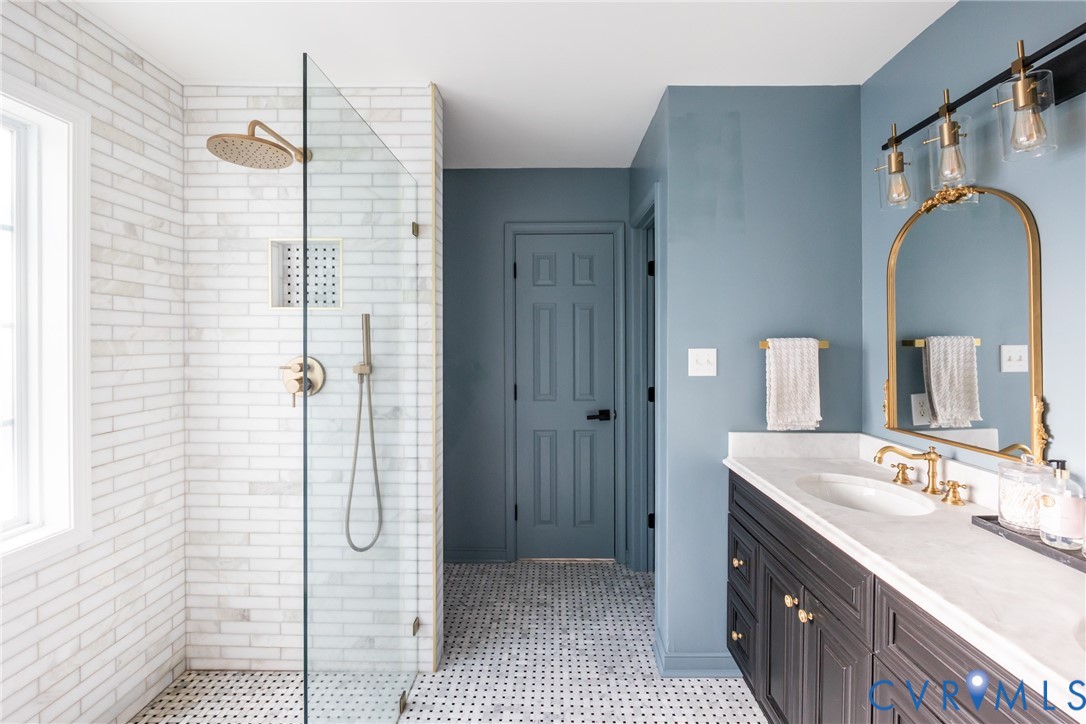 6949 Lake Caroline Dr