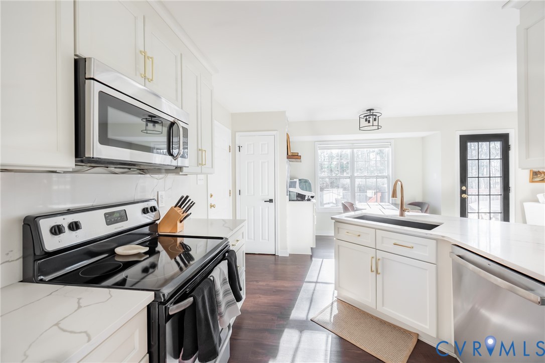 6949 Lake Caroline Dr