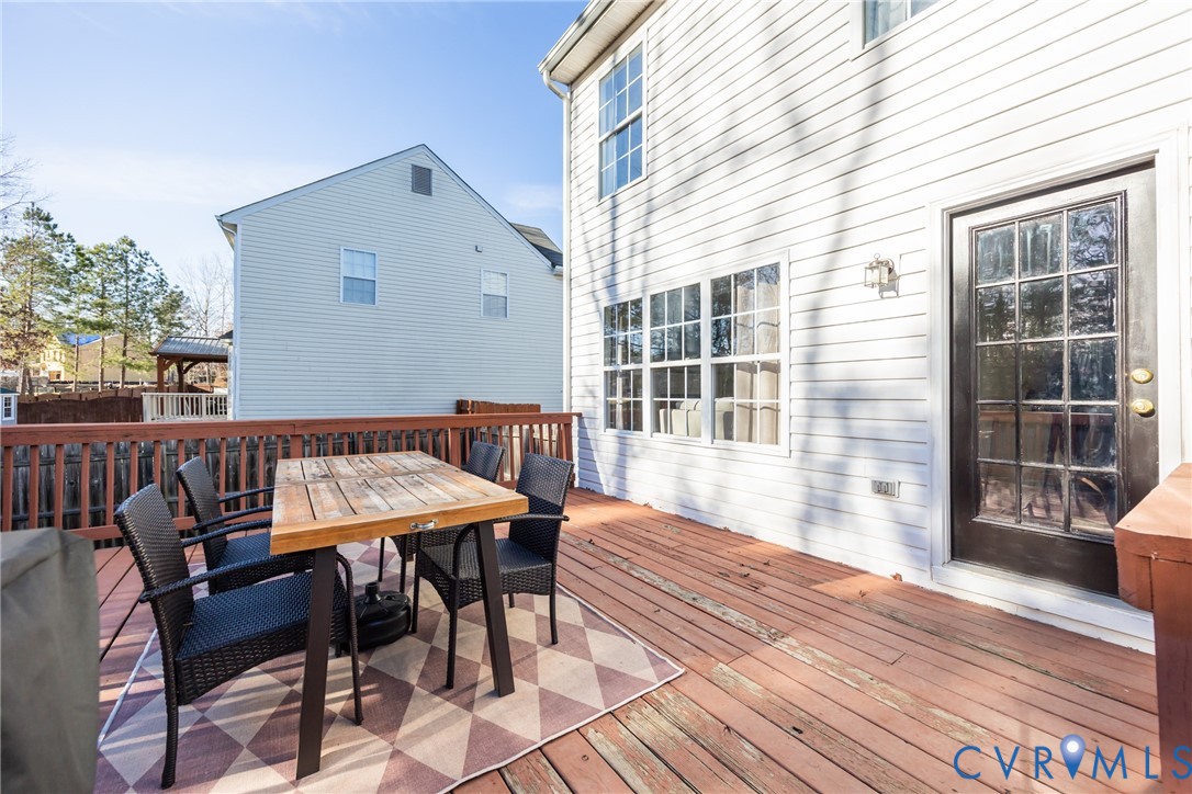 6949 Lake Caroline Dr