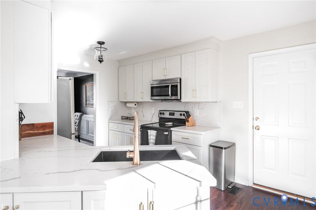 6949 Lake Caroline Dr