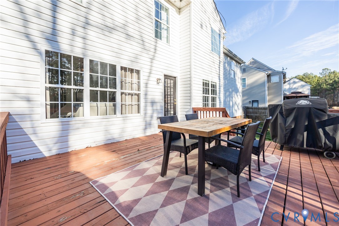 6949 Lake Caroline Dr