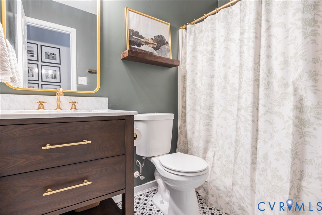 6949 Lake Caroline Dr