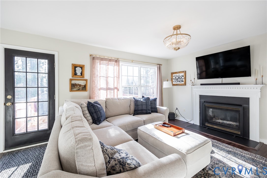 6949 Lake Caroline Dr